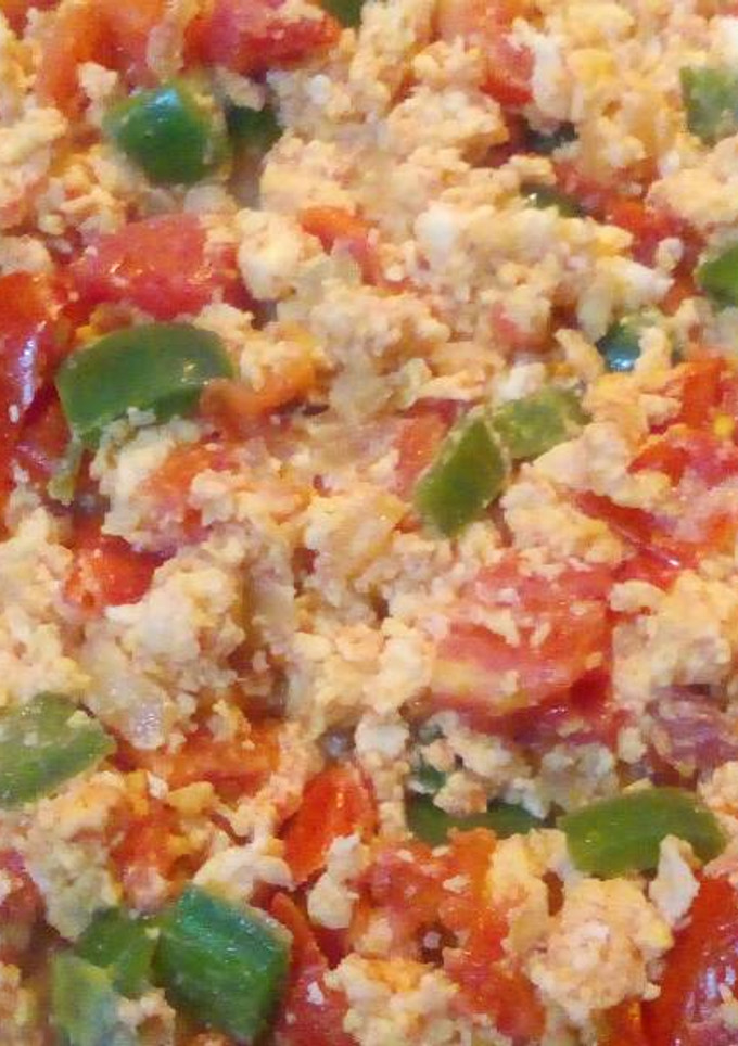 Una foto de Huevos revueltos enchilados