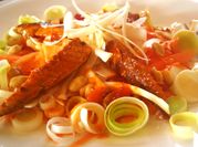 Una foto de caballa en lata ensalada