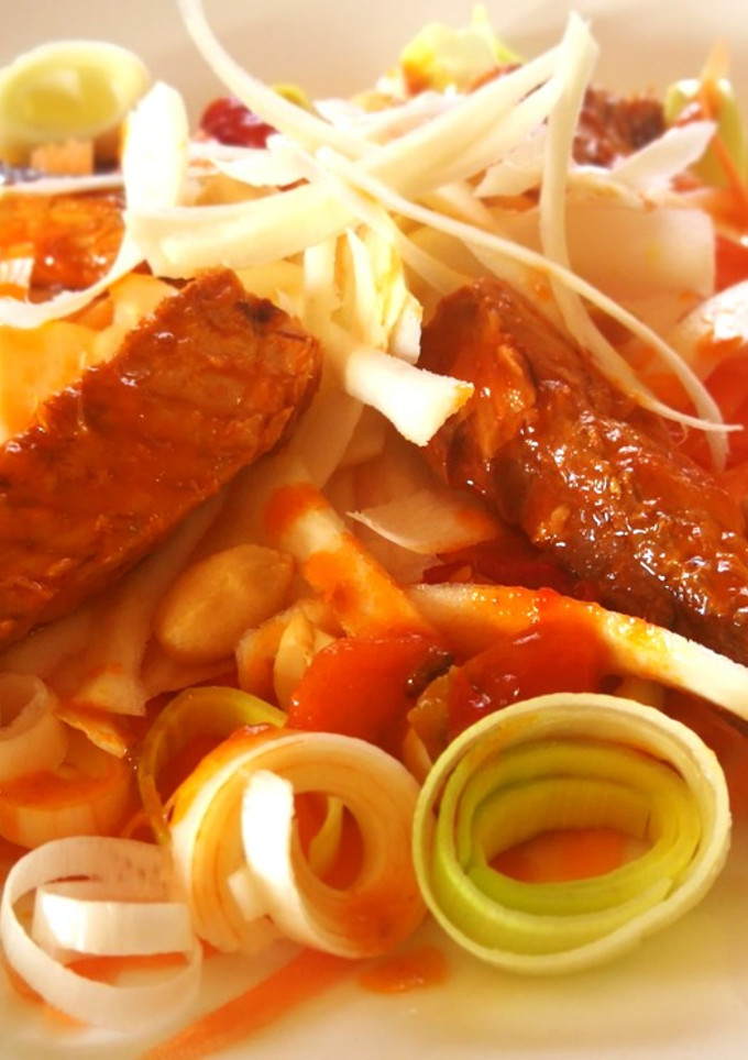 Una foto de Ensalada de zanahoria, chirivía y caballa en salsa picante