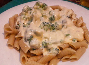 Una foto de Fideos con crema y brócoli 🥦💖