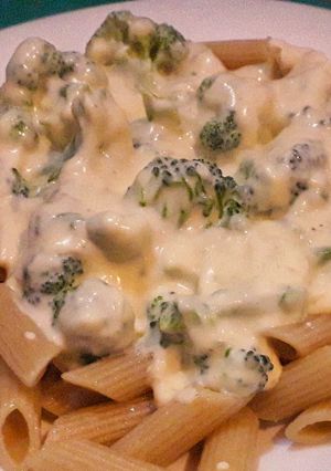 Una foto de Fideos con crema y brócoli 🥦💖