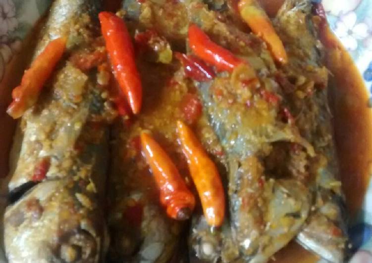 Bahan memasak Kembung banjar bumbu pedas yang enak