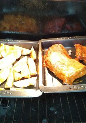 Una foto de Costillar lacado con papas