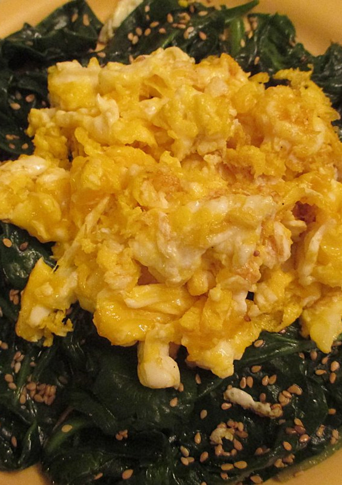 Una foto de Espinaca wok con huevos rotos - fácil