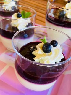 Panna cotta áfonyával recept fotója