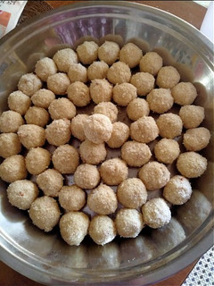 ரவா லட்டு(Rava laddu recipe in tamil) செய்முறை முக்கிய புகைப்படம்