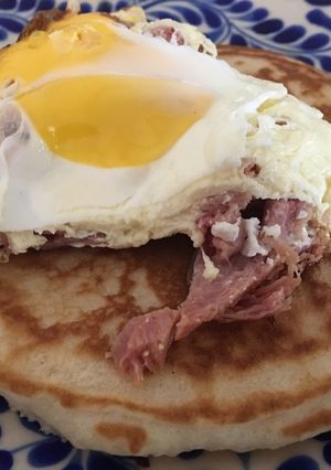Una foto de Hotcake con jamón, queso y huevo