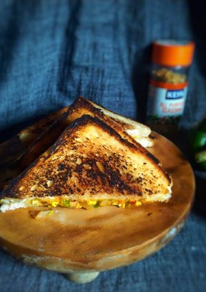 চিজি এগ তাওয়া স্যান্ডউইচ(Cheese egg tawa sandwich recipe in Bengali) রেসিপির প্রধান ছবি