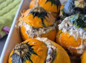 Une photo de Courgettes rondes farcies au chèvre frais, champignons et romarin