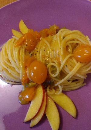 Foto di Spaghettini "solari" con datterini gialli pesca e zenzero