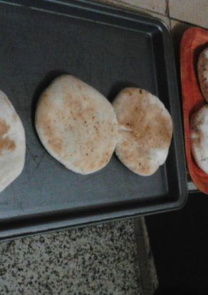 Una foto de Pan de pita, "con ayudante especial"