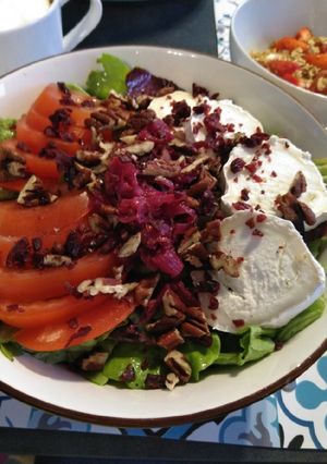 Une photo de Salade chèvre cranberry pécan