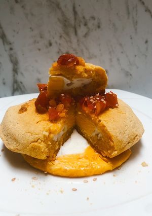 Una foto de Arepa e huevo muy fácil doradita en air fryer con hogao 😌