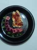 Pechuga navideña marinada en sangrita, con mermelada de jitomate, ensalada de tuna agria y aderezo