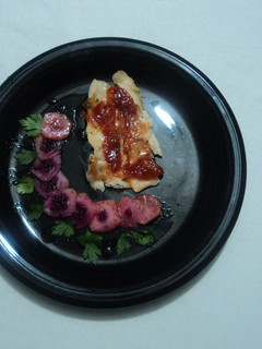 Una foto de Pechuga navideña marinada en sangrita, con mermelada de jitomate, ensalada de tuna agria y aderezo