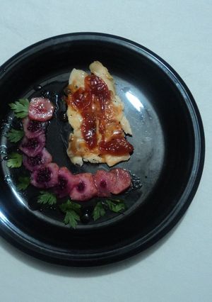 Una foto de Pechuga navideña marinada en sangrita, con mermelada de jitomate, ensalada de tuna agria y aderezo