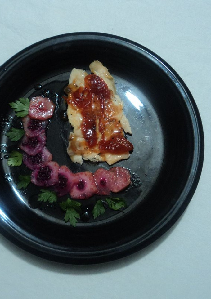Una foto de Pechuga navideña marinada en sangrita, con mermelada de jitomate, ensalada de tuna agria y aderezo