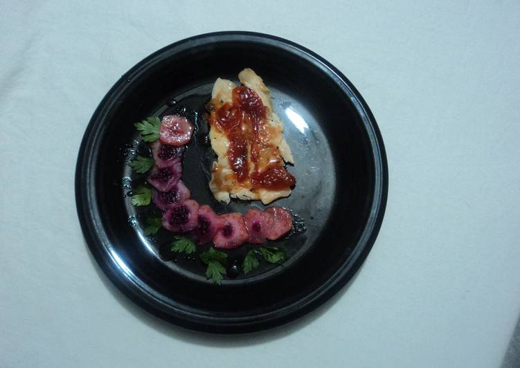 Pechuga navideña marinada en sangrita, con mermelada de jitomate, ensalada de tuna agria y aderezo