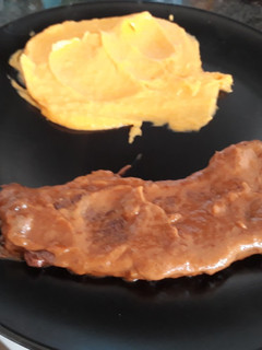 Una foto de Ricooooo lomo añojo en salsa y puré de boniato