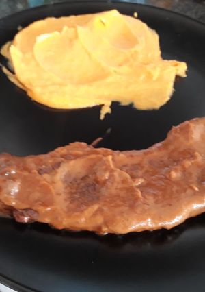 Una foto de Ricooooo lomo añojo en salsa y puré de boniato