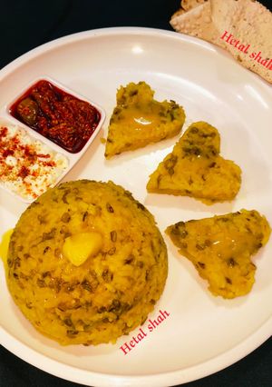 સાદી ખીચડી (Sadi Khichdi Recipe In Gujarati) રેસીપી મુખ્ય ફોટો
