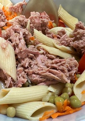 Una foto de Ensalada de atún y fideos