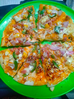 पिज़्ज़ा(pizza recipe in Hindi) रेसिपी मुख्य फोटो