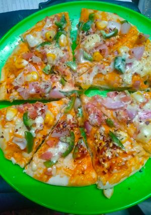 पिज़्ज़ा(pizza recipe in Hindi) रेसिपी मुख्य फोटो