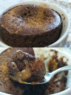 Una foto de "Mug cake" (torta en taza) de chocolate con ❤ de dulce de leche