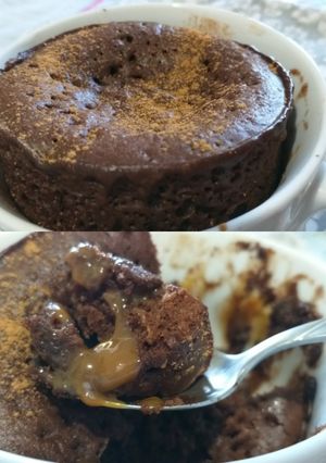 Una foto de "Mug cake" (torta en taza) de chocolate con ❤ de dulce de leche