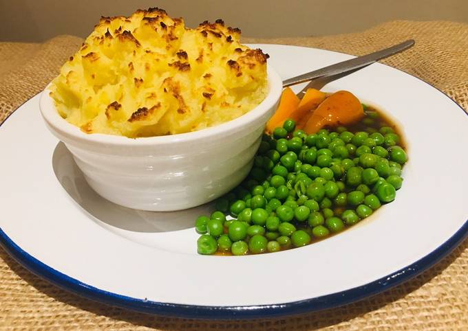 Vegan Roast dinner pie - all of the delicious flavours of roast dinner (but vegan and in a pie 🌱😋