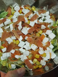 Una foto de ¡Ensalada completa! Ideal para una cena