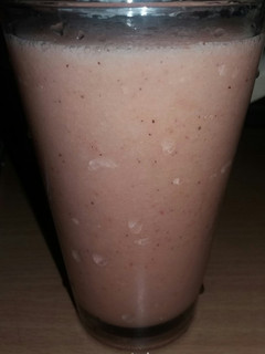 Una foto de Licuado de banana, kiwi y frutillas