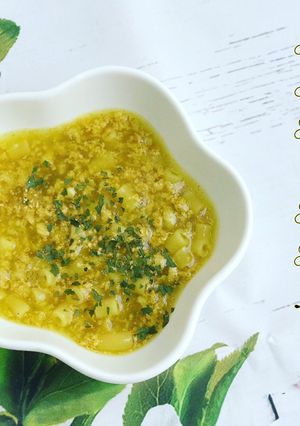 Hình của món Nui sốt thịt bằm bột nghệ topping phomai lá mùi tây.