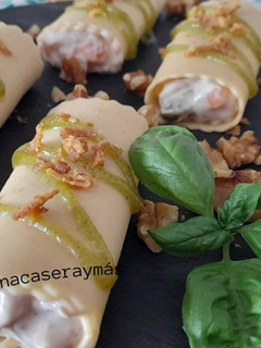 Una foto de Canelones fríos de salmón ahumado y pesto