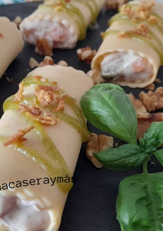 Una foto de Canelones fríos de salmón ahumado y pesto