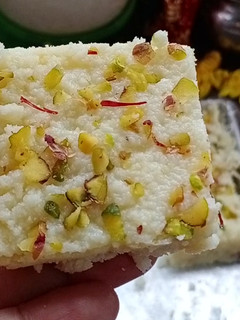 हलवाई स्टाइल कलाकंद (halwai style kalakand recipe in hindi) रेसिपी मुख्य फोटो