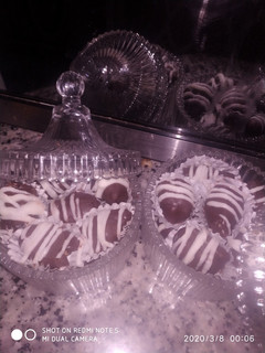 Una foto de Dátiles rellenos de nueces y queso con chocolate