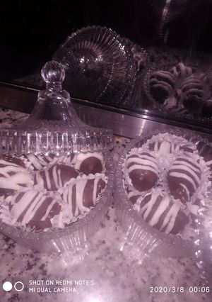 Una foto de Dátiles rellenos de nueces y queso con chocolate