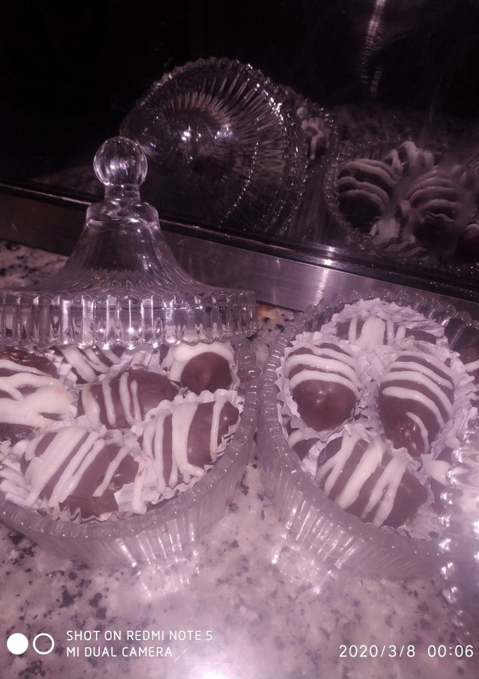 Una foto de Dátiles rellenos de nueces y queso con chocolate