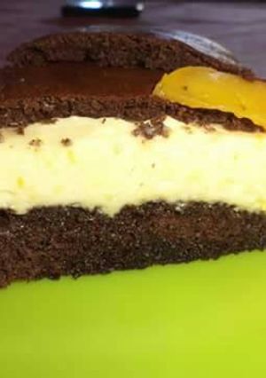 Una foto de Mousse de durazno sobre bizcochuelo de chocolate