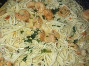 Una foto de spaghetti con camarones