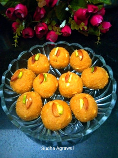 बेसन के लड्डू (Besan ke ladoo recipe in Hindi) रेसिपी मुख्य फोटो