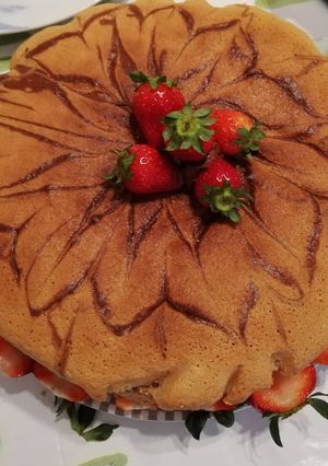 Foto di Torta marmorizzata con crema al cioccolato e fragole