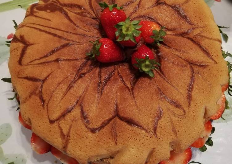 Torta marmorizzata con crema al cioccolato e fragole