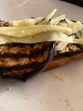 Brusquetas con berenjena grillada y lascas de parmesano