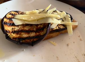 Una foto de Brusquetas con berenjena grillada y lascas de parmesano