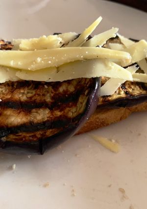 Una foto de Brusquetas con berenjena grillada y lascas de parmesano