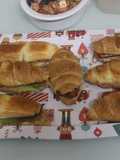 Salchichas con ajonesa y mini cruasanes