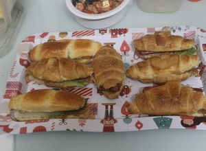 Una foto de Salchichas con ajonesa y mini cruasanes